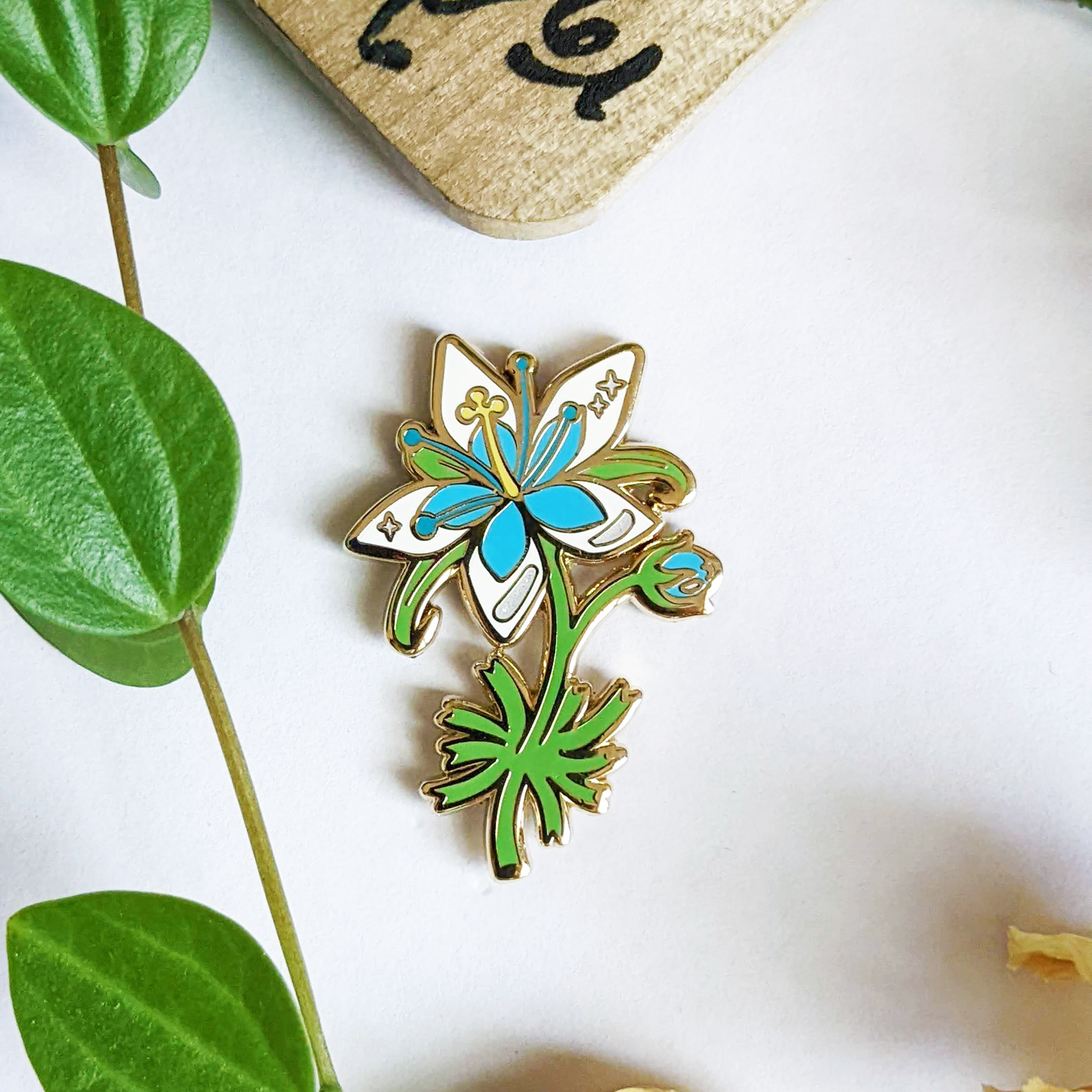 Set of 6 to 8 pins -Flowers of the Wild Collection